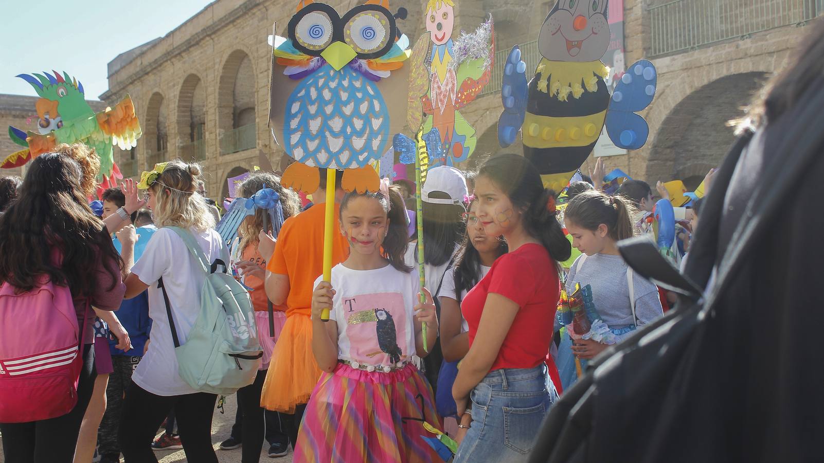 Un animado pasacalles para inaugurar el Festival del Títere de Cádiz